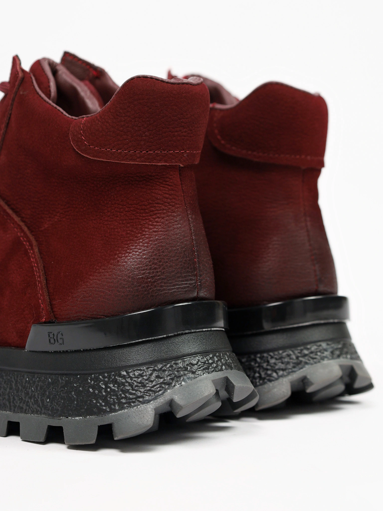 Кроссовки бордового цвета на рельефной подошве